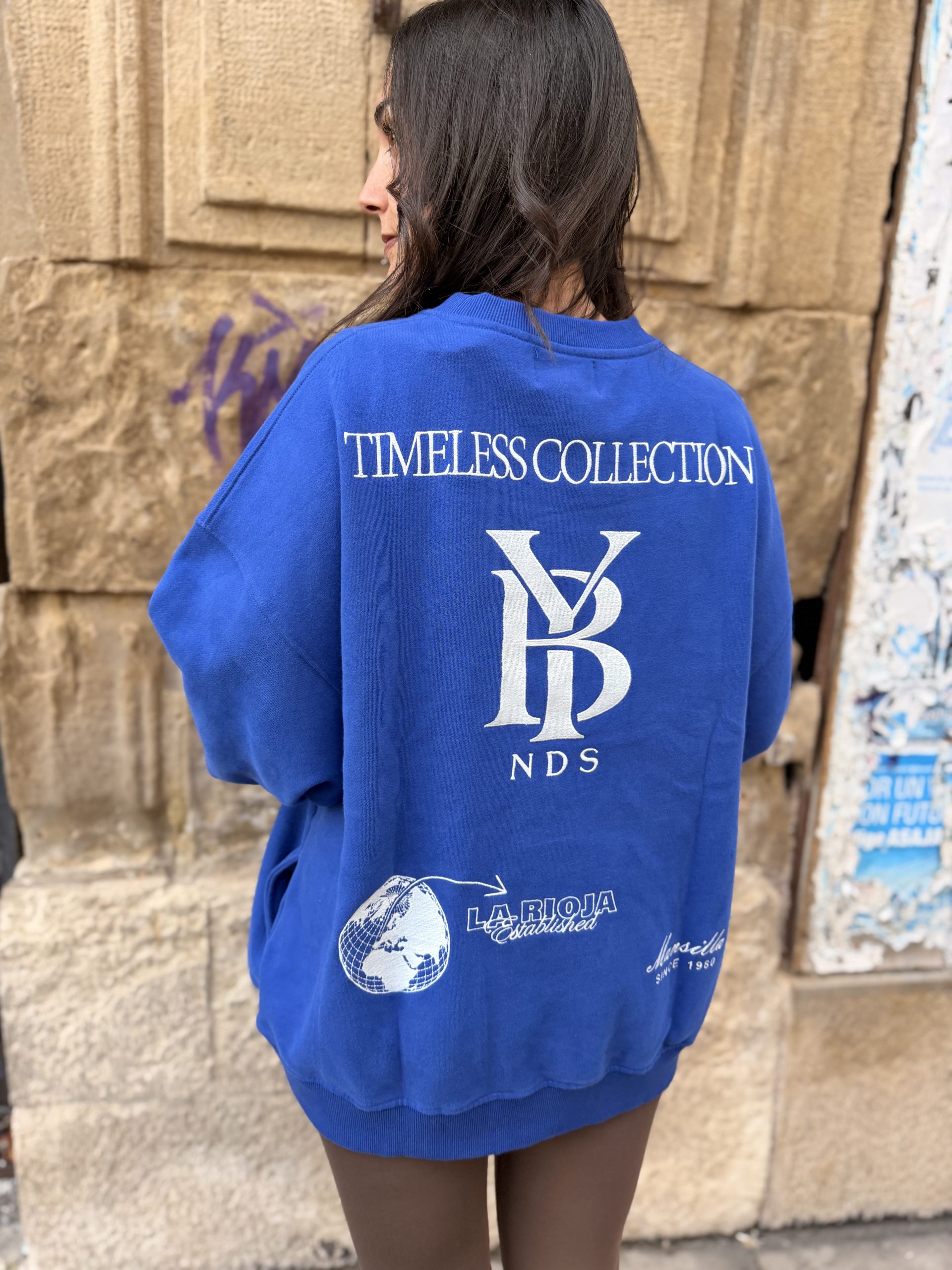 sudadera-azul-oversize-bordada-espalda.jpg sudadera azul oversize bordada espalda