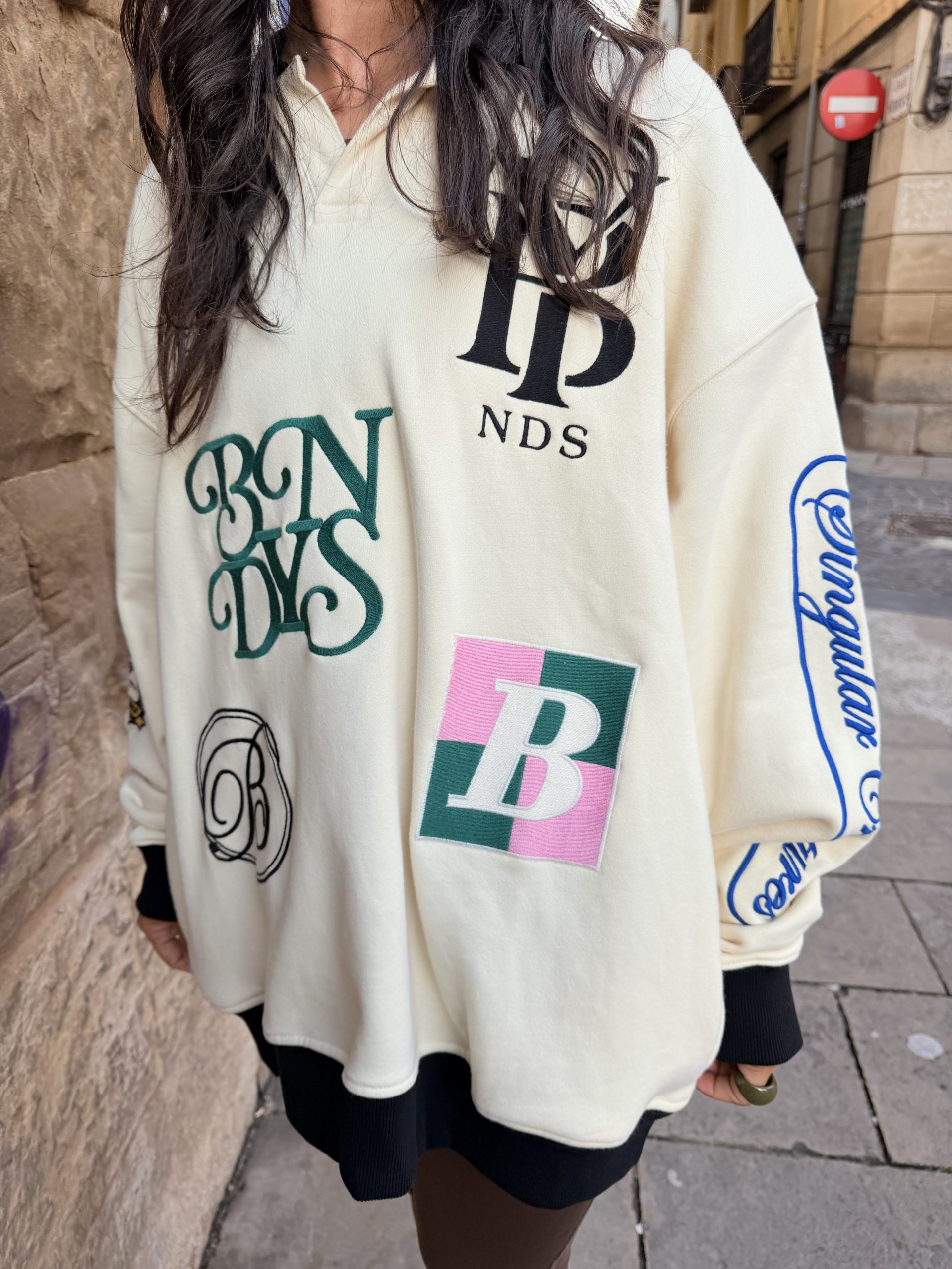 sudadera-tipo-polo-bordada-frontal.jpg sudadera tipo polo bordada frontal